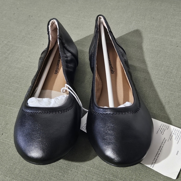 Amazon Essentials Women's Classic Black Flats Loafers - Picture 4 of 9